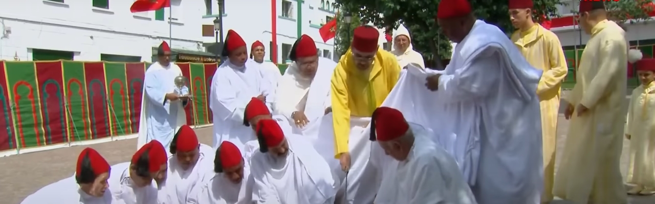 أمير المؤمنين يؤدي صلاة عيد الأضحى المبارك بمسجد الحسن الثاني بتطوان ويتقبل التهاني بهذه المناسبة السعيدة