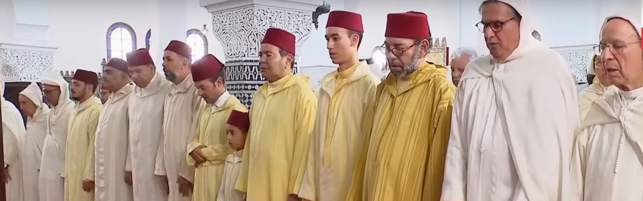 أمير المؤمنين يؤدي صلاة عيد الأضحى المبارك بمسجد الحسن الثاني بتطوان ويتقبل التهاني بهذه المناسبة السعيدة