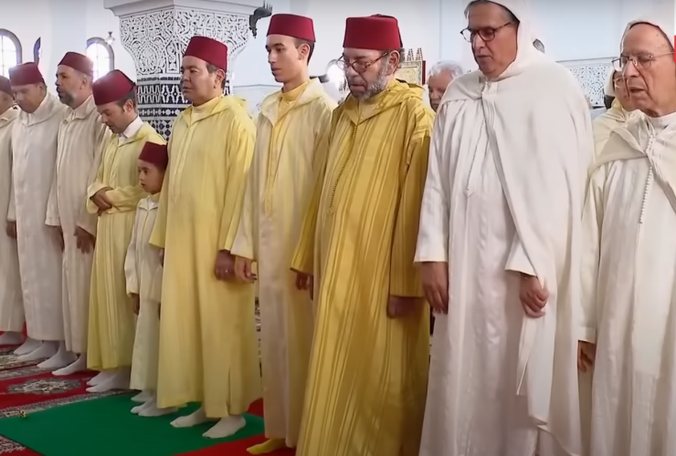أمير المؤمنين يؤدي صلاة عيد الأضحى المبارك بمسجد الحسن الثاني بتطوان ويتقبل التهاني بهذه المناسبة السعيدة