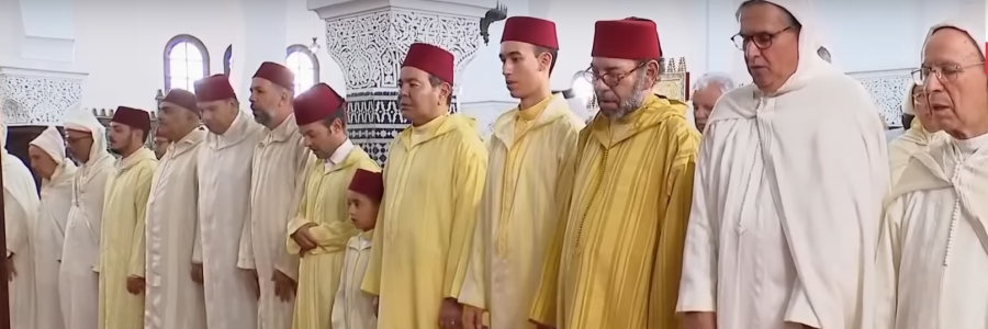 أمير المؤمنين يؤدي صلاة عيد الأضحى المبارك بمسجد الحسن الثاني بتطوان ويتقبل التهاني بهذه المناسبة السعيدة
