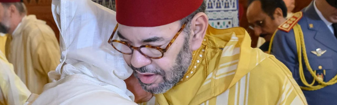 أمير المؤمنين يؤدي صلاة عيد الفطر بمسجد أهل فاس بالرباط ويتقبل التهاني بهذه المناسبة السعيدة