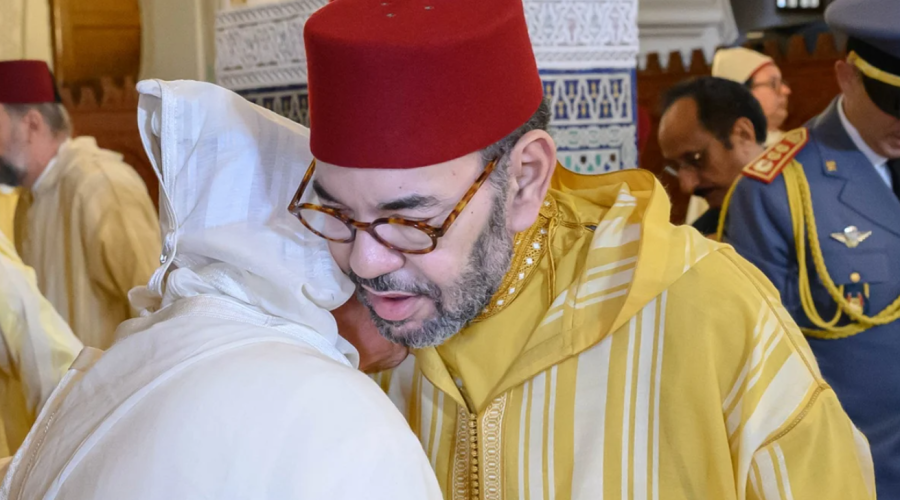 أمير المؤمنين يؤدي صلاة عيد الفطر بمسجد أهل فاس بالرباط ويتقبل التهاني بهذه المناسبة السعيدة