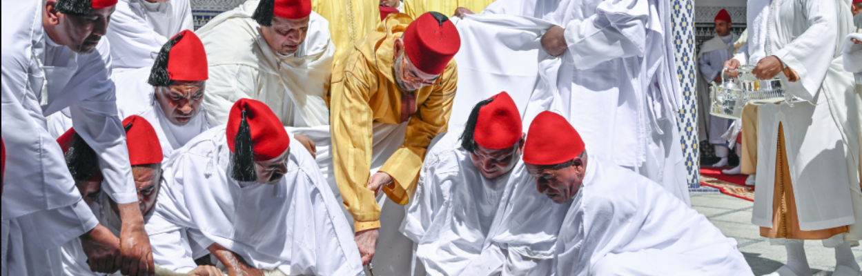 أمير المؤمنين يؤدي صلاة عيد الأضحى المبارك بمسجد أهل فاس بالرباط ويتقبل التهاني بهذه المناسبة السعيدة